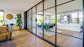 Stalen wand met taatsdeuren